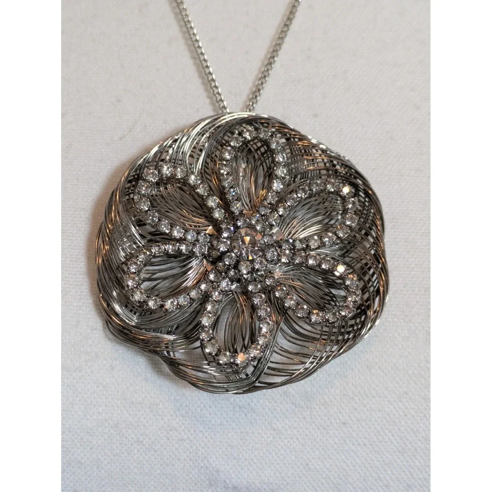 Vintage Wirework Flower Pendant Necklace In Silver Tone 1970's Rhinestones 22